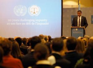Son Excellence M. Jean Pierre Karabaranga, Ambassadeur du Rwanda, s'adressant aux participants